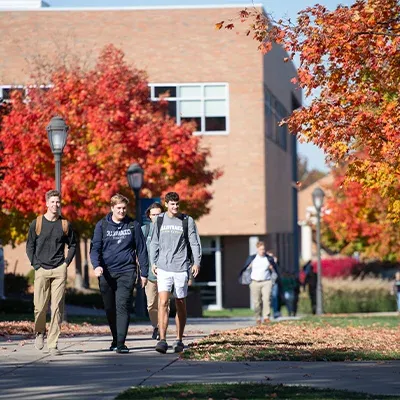 学生在校园里散步.