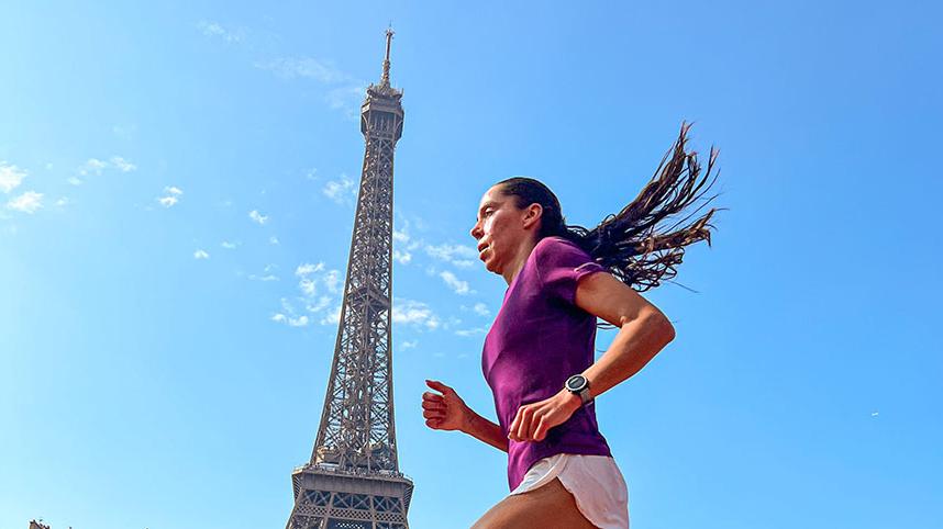 格蕾丝·诺曼在巴黎跑步.